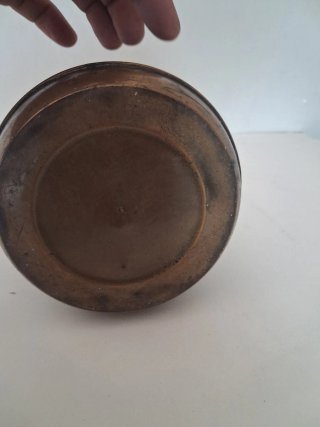 Jarrón antiguo de bronce con diseño floral