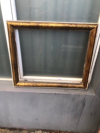 Marco antiguo dorado con detalles