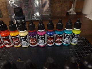 Lote Pinturas Vallejo y Figuras Warhammer