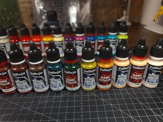 Lote Pinturas Vallejo y Figuras Warhammer