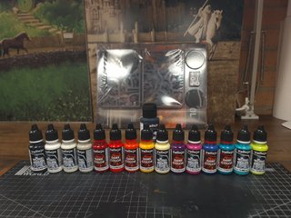 Lote Pinturas Vallejo y Figuras Warhammer