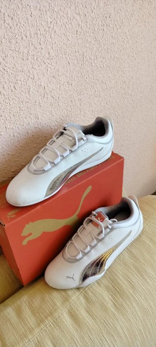 Zapatillas Puma Blancas y Plateadas Talla 40