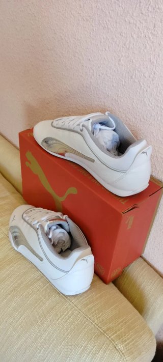 Zapatillas Puma Blancas y Plateadas Talla 40