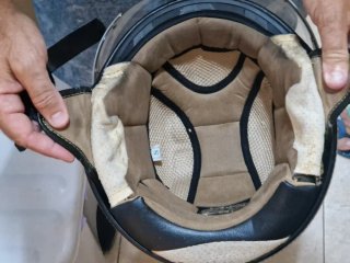 Casco de moto rosa con visera