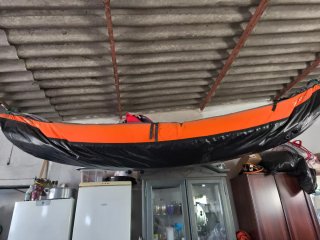 Kayak hinchable naranja y negro