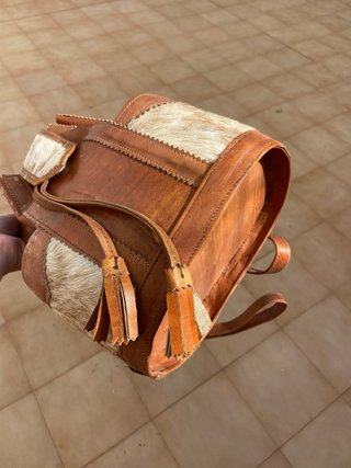 Mochila de piel con flecos