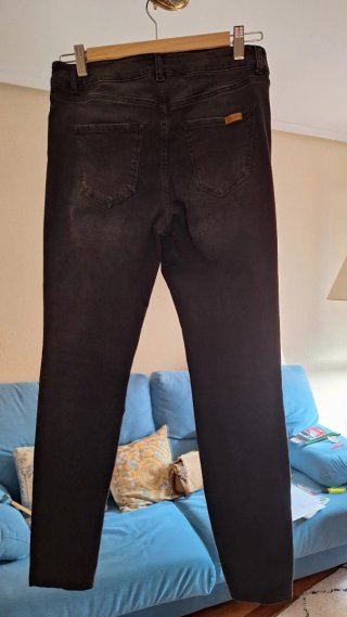 Pantalón vaquero negro chica