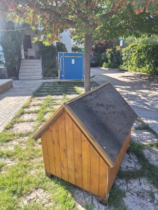 Caseta para perro grande de madera