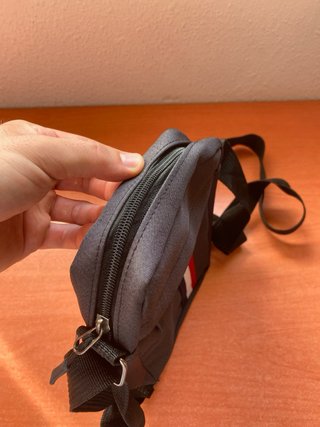 Bandolera gris con rayas