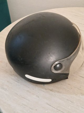 Casco de moto negro con visera