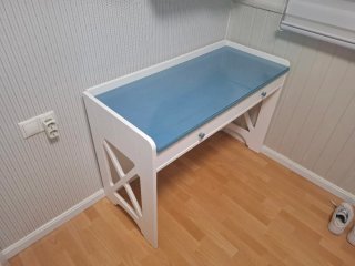 Escritorio juvenil blanco y azul