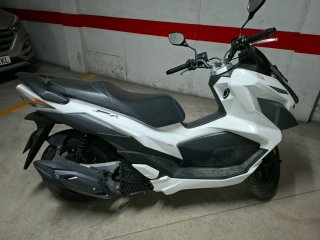 Moto Scooter SYM Blanca y Negra