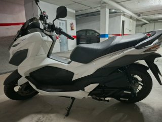 Moto Scooter SYM Blanca y Negra
