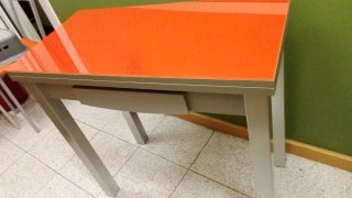 Mesa y sillas cocina naranja