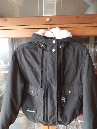 Chaqueta Bershka negra con forro