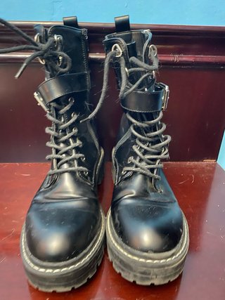 Botines negros con cremallera y cordones
