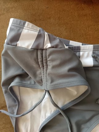 Bikini gris y blanco a rayas