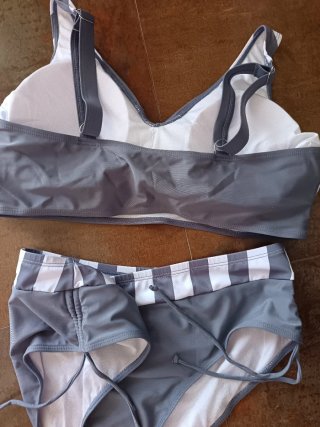 Bikini gris y blanco a rayas