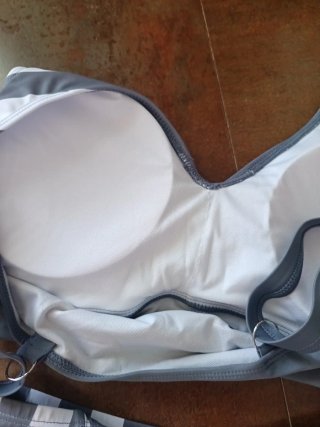 Bikini gris y blanco a rayas