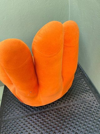 Sillón infantil naranja forma mano
