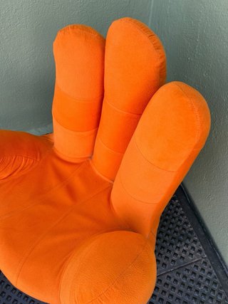 Sillón infantil naranja forma mano