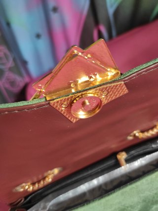 Bolso fiesta terciopelo verde con cadena dorada