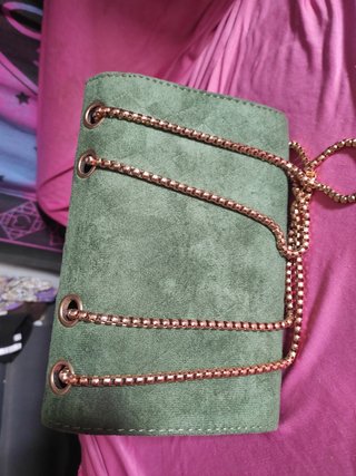Bolso fiesta terciopelo verde con cadena dorada