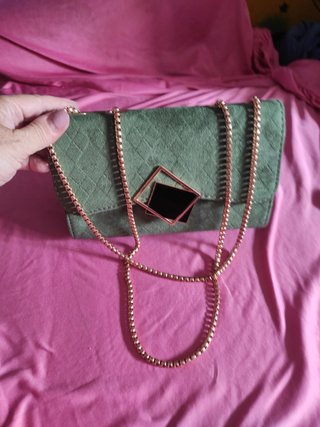 Bolso fiesta terciopelo verde con cadena dorada