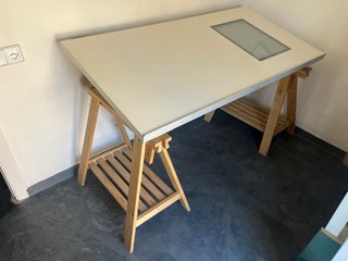 Mesa de dibujo con ventana de luz