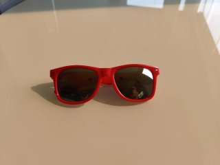 Gafas de sol rojas y doradas