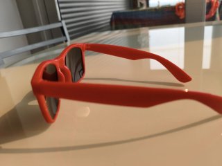 Gafas de sol rojas y doradas