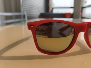 Gafas de sol rojas y doradas