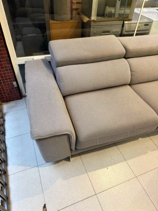 SOFÁ GRIS DE DISEÑO MUY BONITO SEMINUEVO