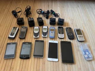 Lote de 13 móviles antiguos y varios cargadores