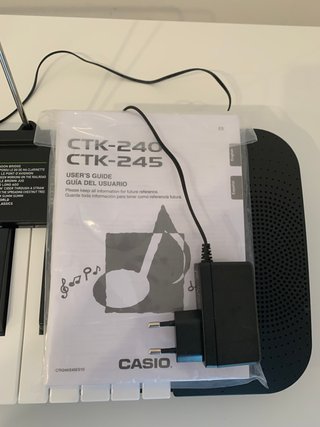 Teclado Casio CTK-240 con atril y accesorios