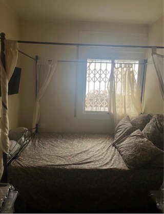 Cama metálica con dosel  de 2 m x 1,40 m.