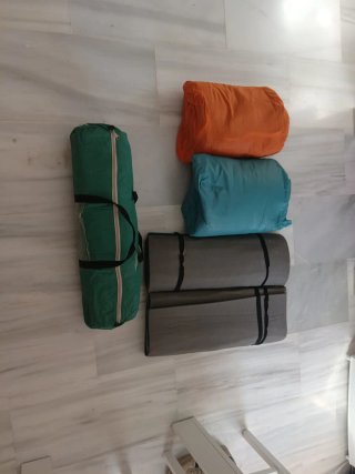 Lote camping: esterillas y sacos