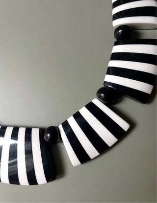 Collana geometrica resina bianco nero nuova