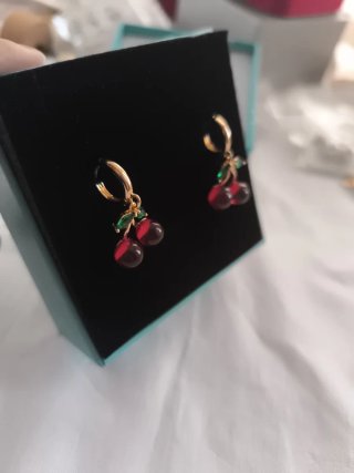 Pendientes de cereza con hojas verdes