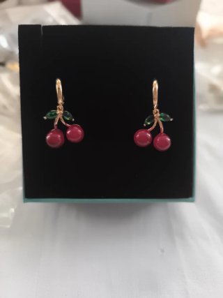 Pendientes de cereza con hojas verdes