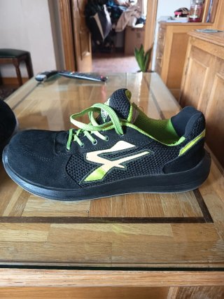Botas de seguridad negras y verdes
