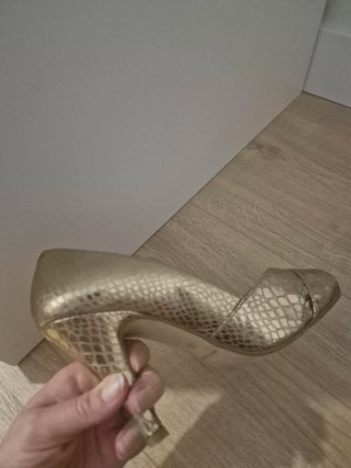 Sandalias doradas tacón boda y bolso a juego