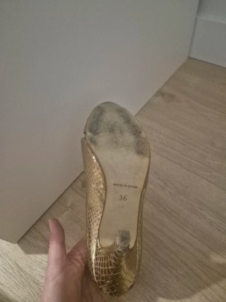 Sandalias doradas tacón boda y bolso a juego