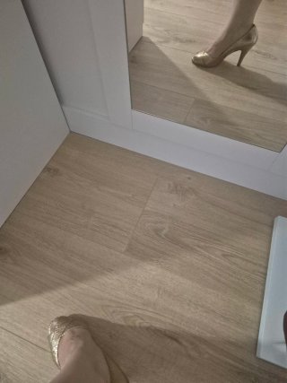 Sandalias doradas tacón boda y bolso a juego