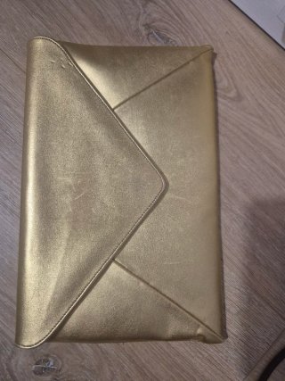 Sandalias doradas tacón boda y bolso a juego