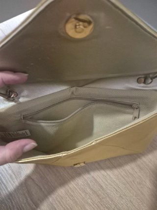 Sandalias doradas tacón boda y bolso a juego