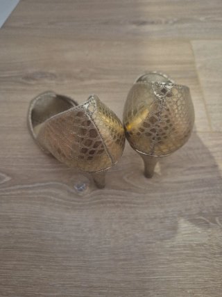 Sandalias doradas tacón boda y bolso a juego