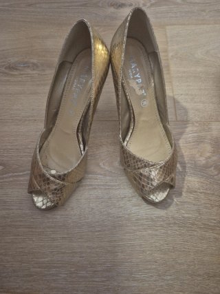 Sandalias doradas tacón boda y bolso a juego