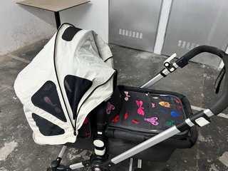 Coche  Bugaboo con funda muy buen estado