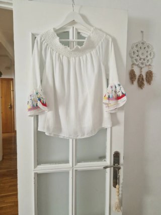 Blusa blanca con mangas bordadas